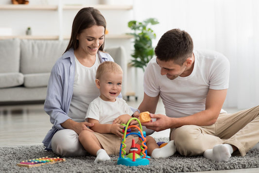 Jouet sensoriel bébé - papa maman bébé jouent ensemble