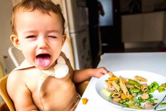 DME bébé le guide pour démarre avec bébé qui mange sur sa chaise haute