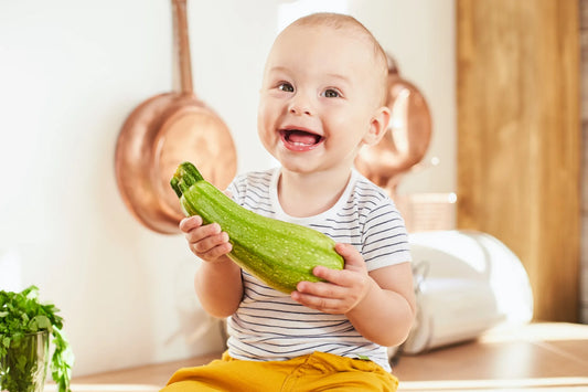 recette purée de courgette avec bébé souriant