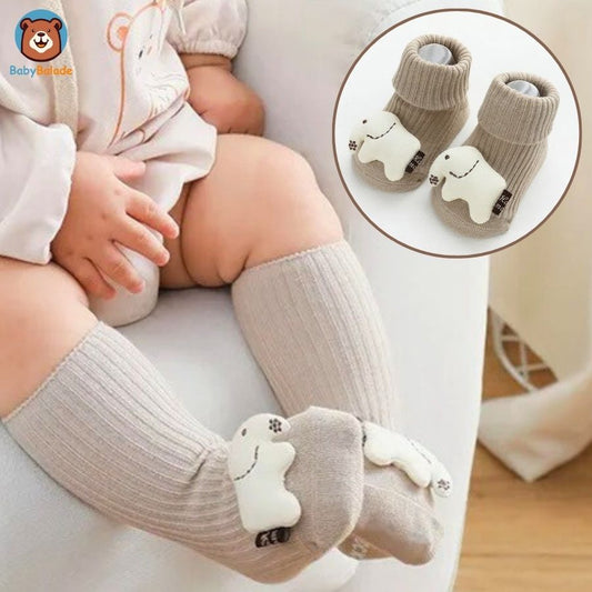 Chaussette Antidérapante Bébé -  Bébé tout mignon dans ses chaussettes antidérapantes