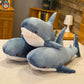 trois peluches requins qui sont toutes contentes
