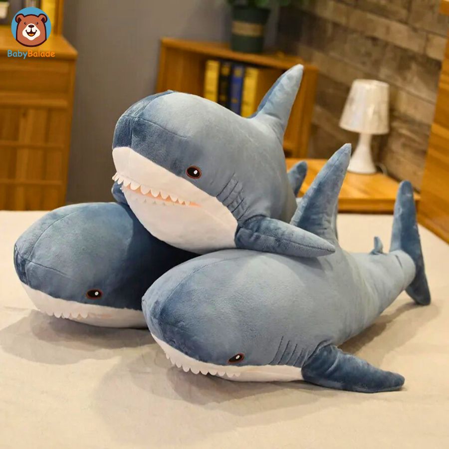 trois peluches requins qui sont toutes contentes