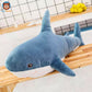 une grande peluche requin bleu