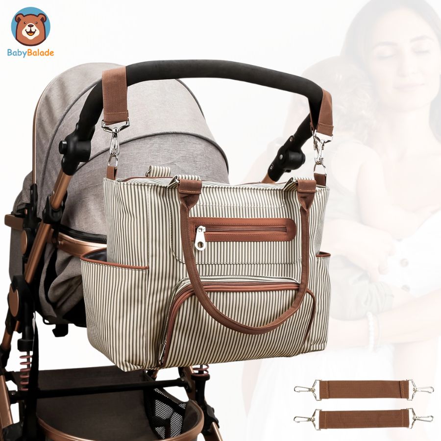 sac à langer accroché à la poussette avec ses attaches poussette