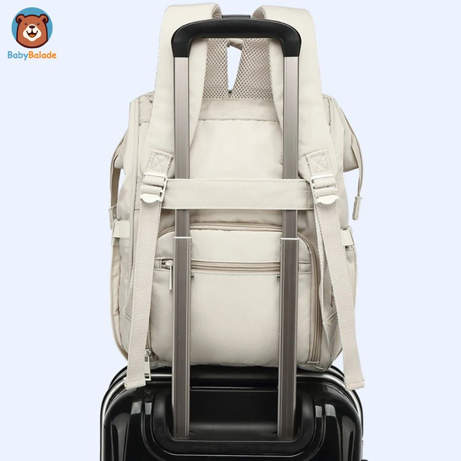 sac à dos à langer accroché sur la valise pour le voyage