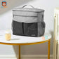 sac à langer poussette de couleur gris posé sur la table