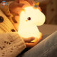 veilleuse bébé licorne dan les mains d'une maman