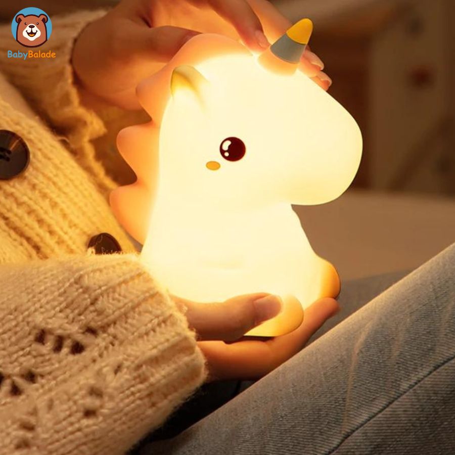 veilleuse bébé licorne dan les mains d'une maman