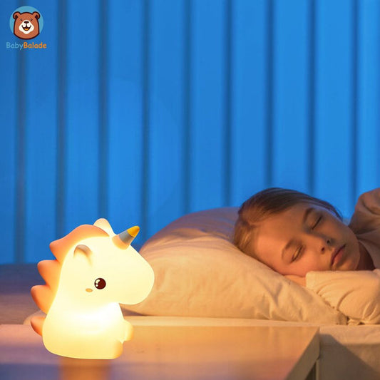 veilleuse bébé licorne qui éclaire la chambre la nuit