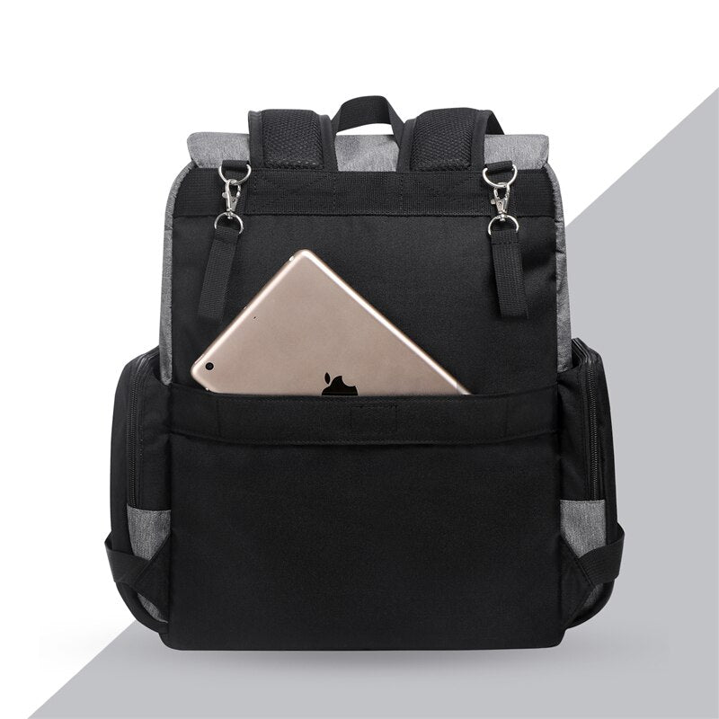 sac à dos à langer noir vu de dos avec une poche pour tablette