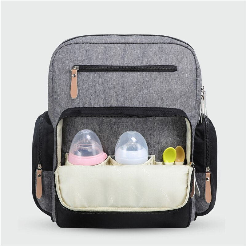 sac à dos à langer noir vu de devant avec des poches pour biberon
